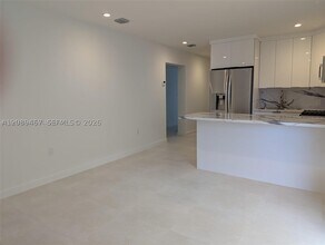 Building Photo - 911 Sharar Ave