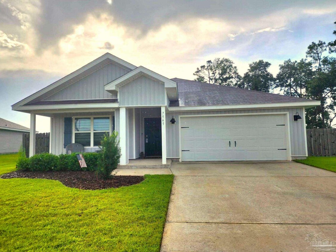 Foto principal - 7565 Steeplechase Blvd