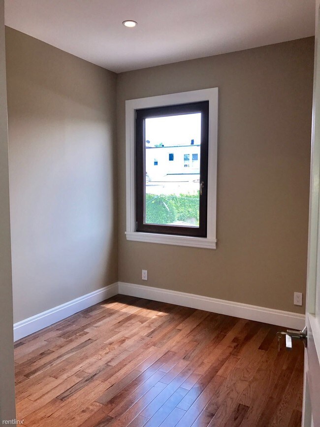 Foto del edificio - 7945 69th Rd