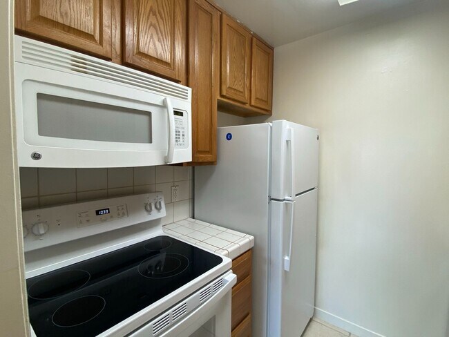 Foto del edificio - One bedroom condo with hardwood floors - W...