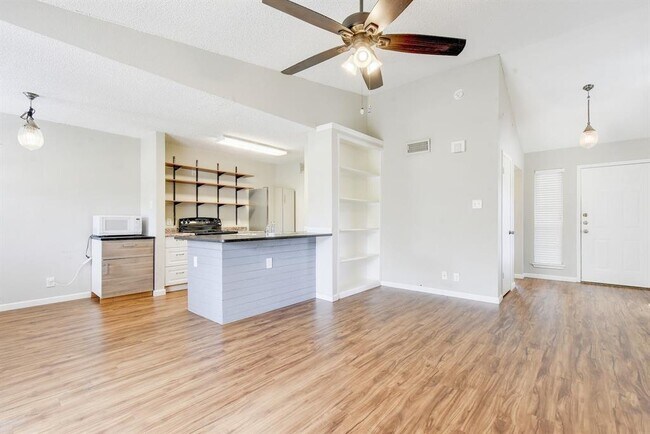 Building Photo - 1601 Faro Dr