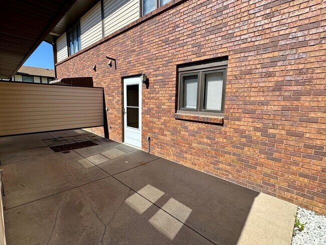Building Photo - Centrally located 2 bed, 1 1/2 bath townhouse