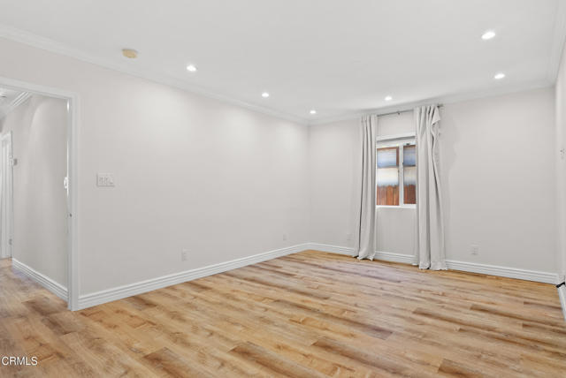Foto del edificio - 4951 Enfield Ave
