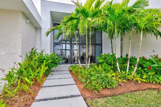 Building Photo - 16610 Sunset Way