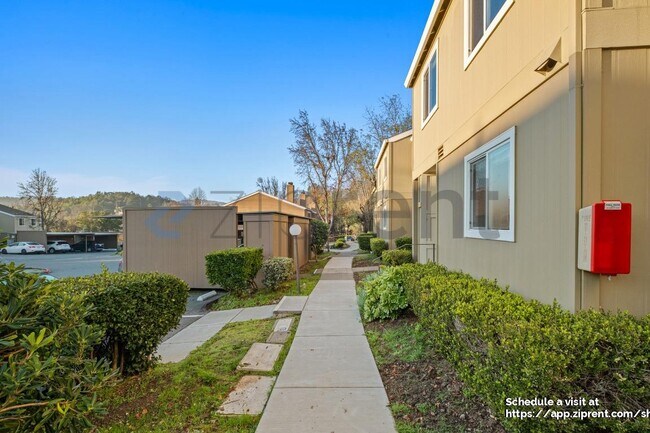 Building Photo - 5 Oak Crest Ct