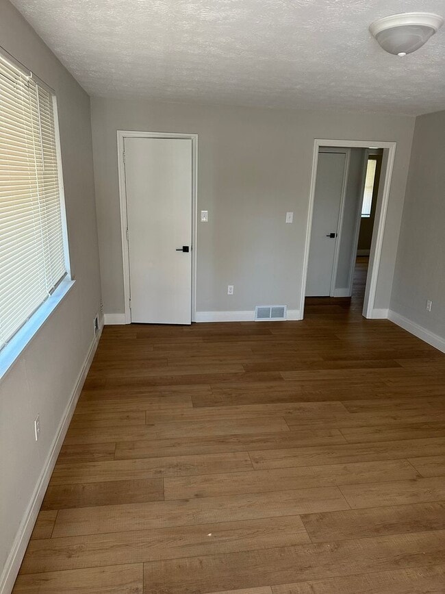 Building Photo - Move In Ready 2 Bedroom with Attached Garage!
