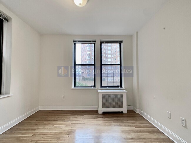 Foto del edificio - 180 Pinehurst Avenue