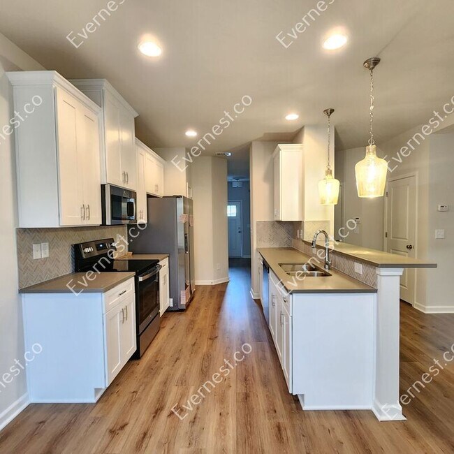 Building Photo - 2920 Cottage Ln