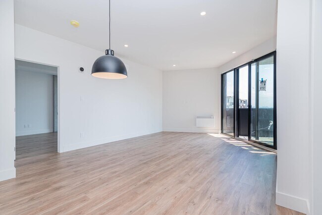 Building Photo - 1700 Boul Angrignon