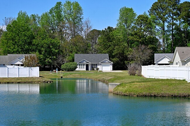 Foto del edificio - Charming 3BR Ranch in Osprey Woods – Screened Porch & Vaulted Ceilings