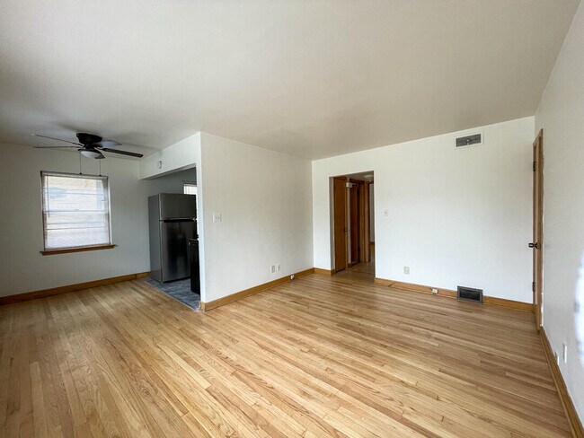 Foto del edificio - 6920 W Center St