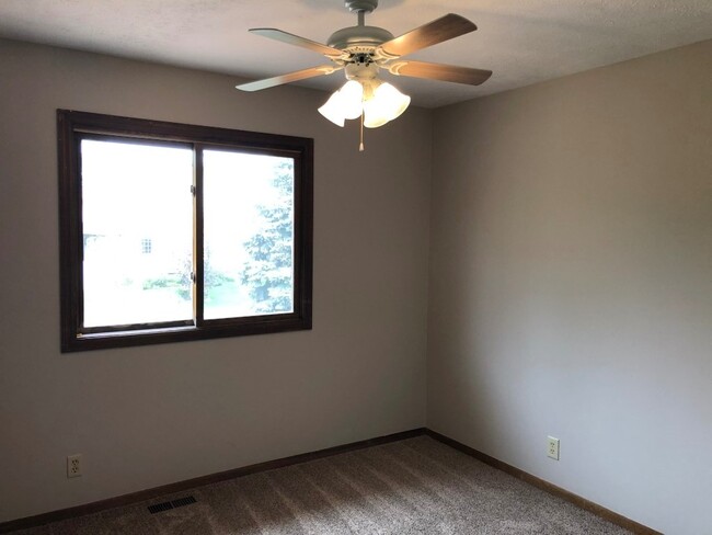 Building Photo - Come check out this roomy Tri-level in a g...