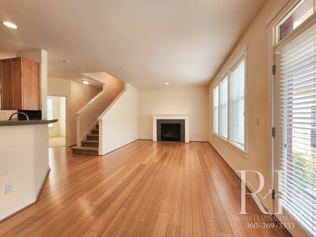 Building Photo - Craftsman with Main-Floor Suite & Office i...