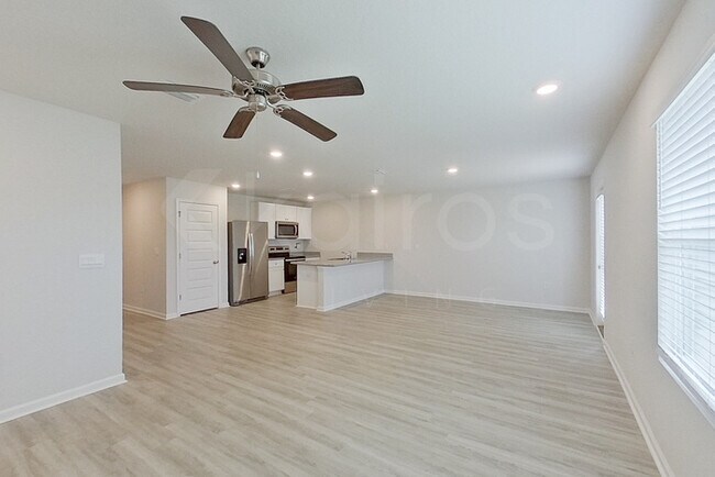 Foto del edificio - 328 Monarch Ln