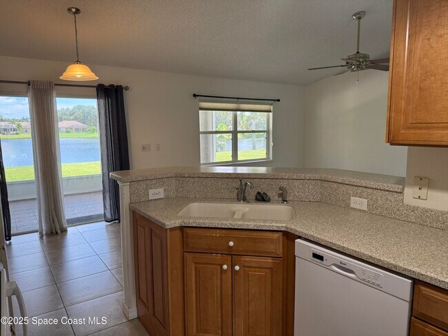 Foto del edificio - 1196 Meadow Lake Rd