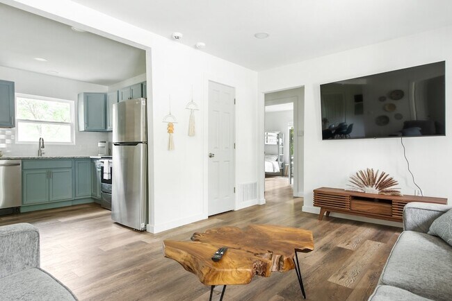 Building Photo - 2321 Muret St