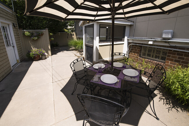 Shared Patio - 315 N 5th St