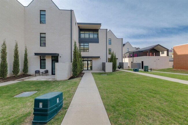 Building Photo - 1303 N Dewey Ave