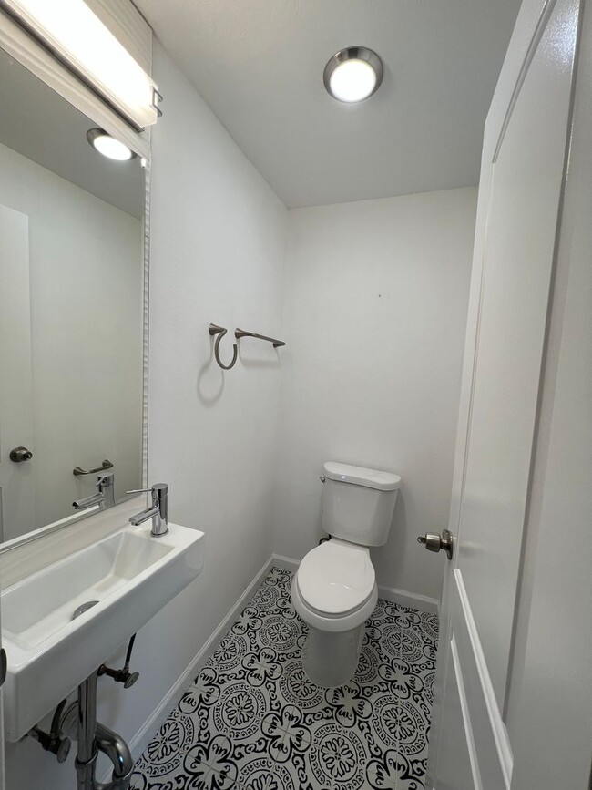 Building Photo - Spacious 3 Bed/1.5 Bath Home in Overbrook ...