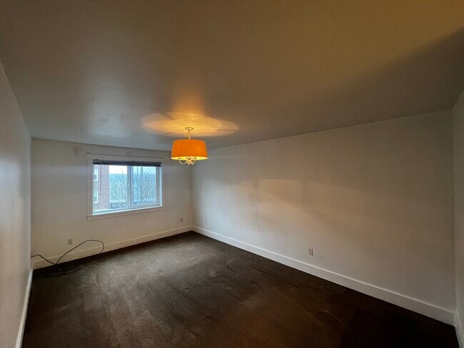 Master Bedroom - 25 N Broadway