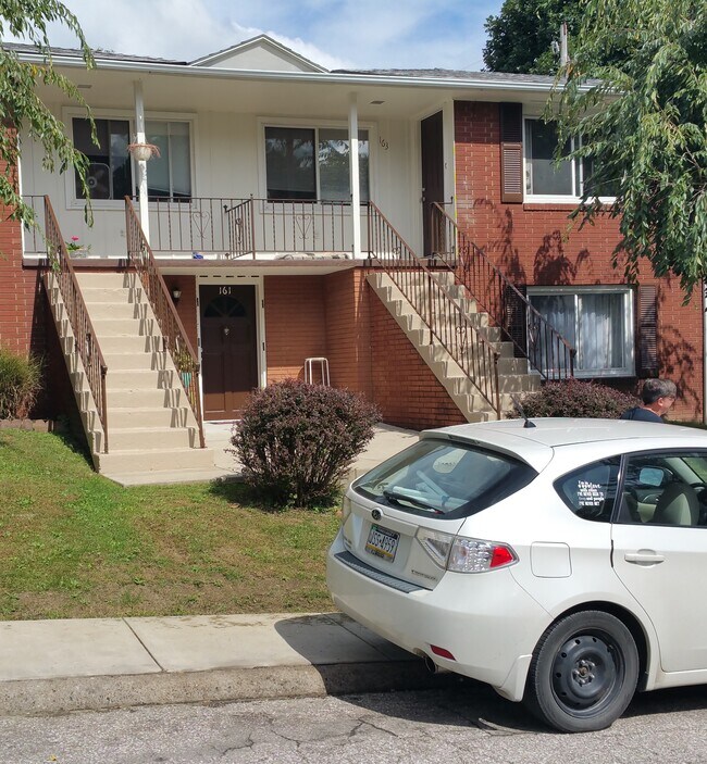 Foto del edificio - 161 Miron Ave