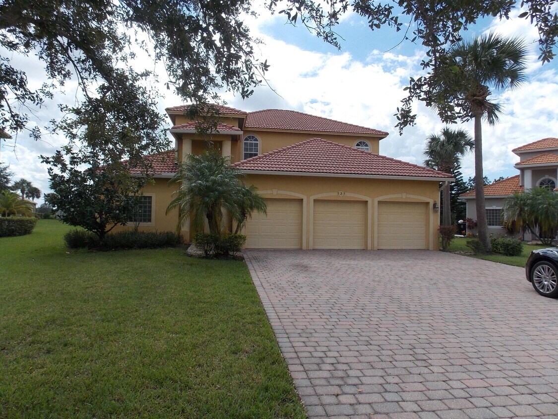 Primary Photo - 323 NW Sheffield Cir