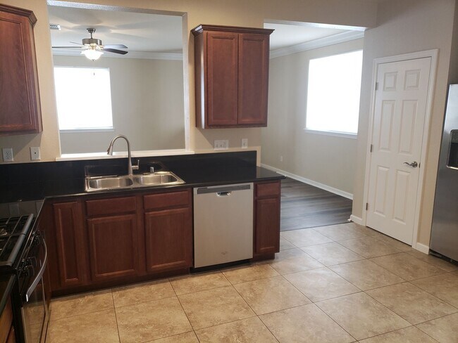 Building Photo - 4 BED 2.5 BATH TOWNHOME *SAVE ABOUT $200 IN ELECTRIC WITH THE SOLAR PANELS