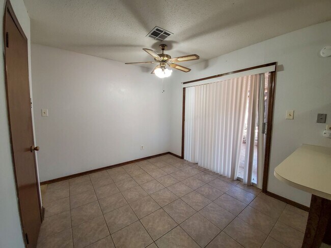 Building Photo - 3 Bedroom 1.5 Bath Brick home in Shawnee