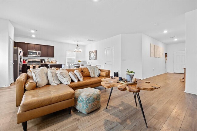 Foto del edificio - 14417 Dora Amellia Cv