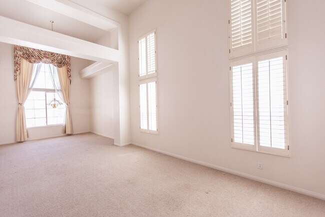 Building Photo - Southwest Beautiful Gated Community