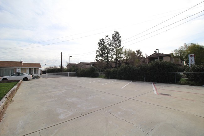 Foto del edificio - 8925 Juniper Ave