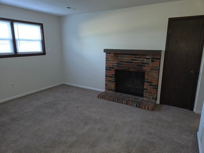 Building Photo - 306 W Southampton Dr