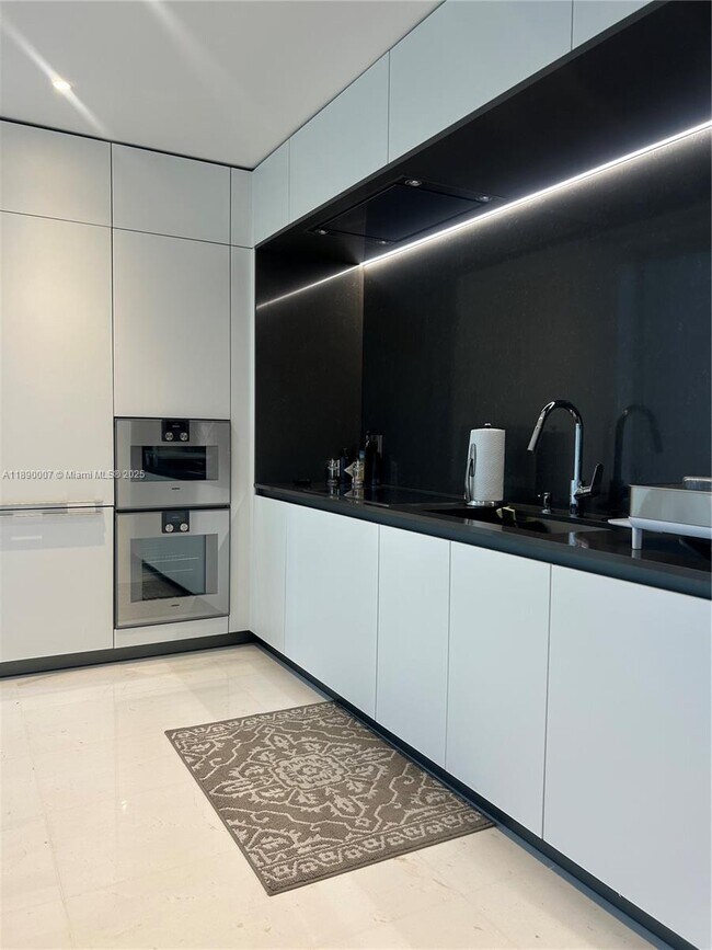 Building Photo - 300 Biscayne Blvd Way