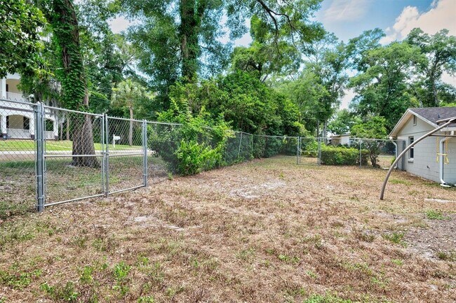 Building Photo - 878 Evergreen Avenue