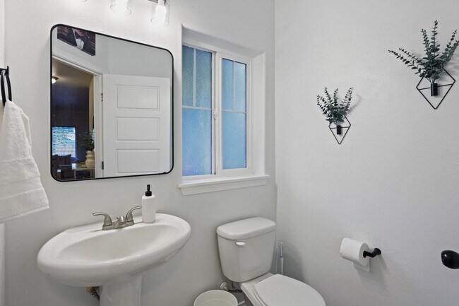 Foto del edificio - Well maintained 4 bedroom 2.5 bath home in Olympia School District.