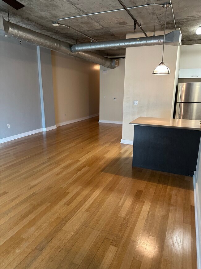 Foto del edificio - 645 W 9th St