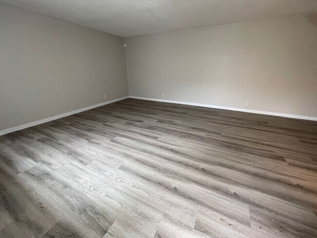Building Photo - Wonderful 3 Bedroom Move-In Ready