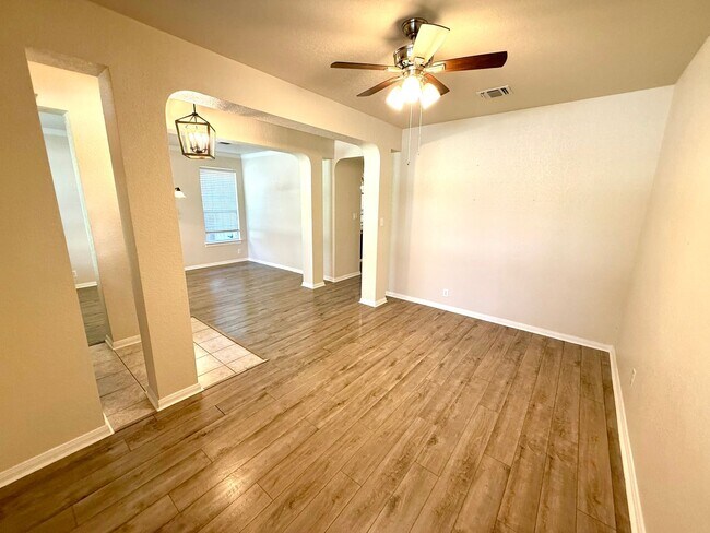 Foto del edificio - **APPLICATION RECEIVED** AVAILABLE NOW! AM...