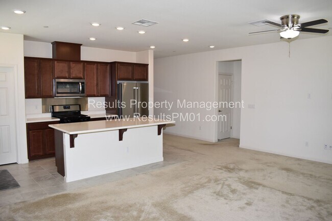 Foto del edificio - Beautiful Roseville 3 +Den Solar Home