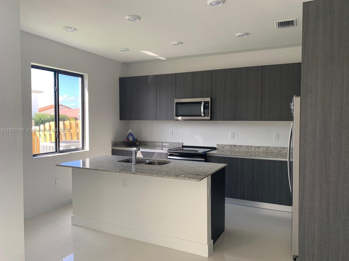 Building Photo - 510 SW 91st Pl