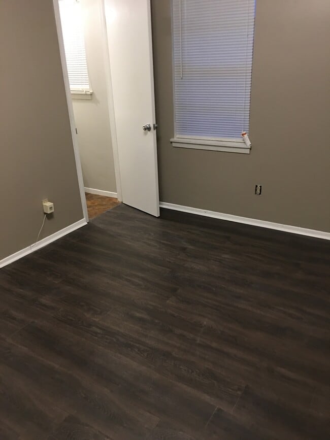 Building Photo - 548 Pin Oak Cove