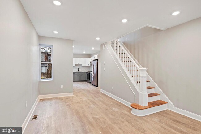 Building Photo - 5938 N Beechwood St