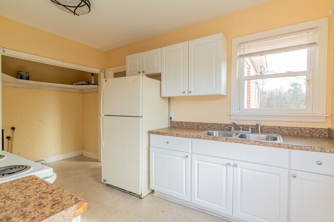 Building Photo - Adorable Bungalow