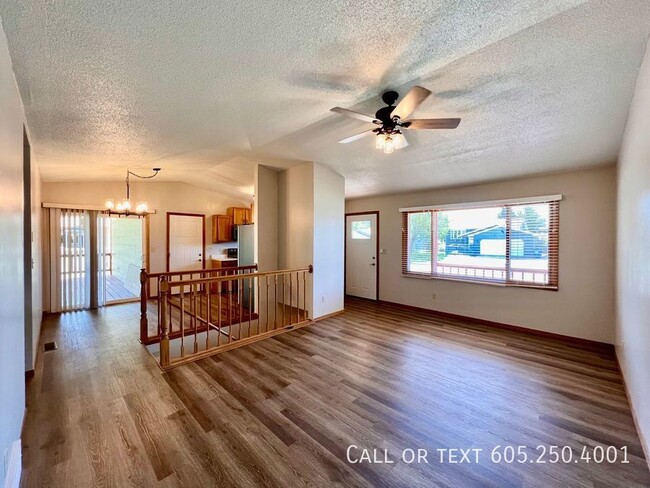 Building Photo - Beautiful 3 Bed 2 Bath House in West Sioux...