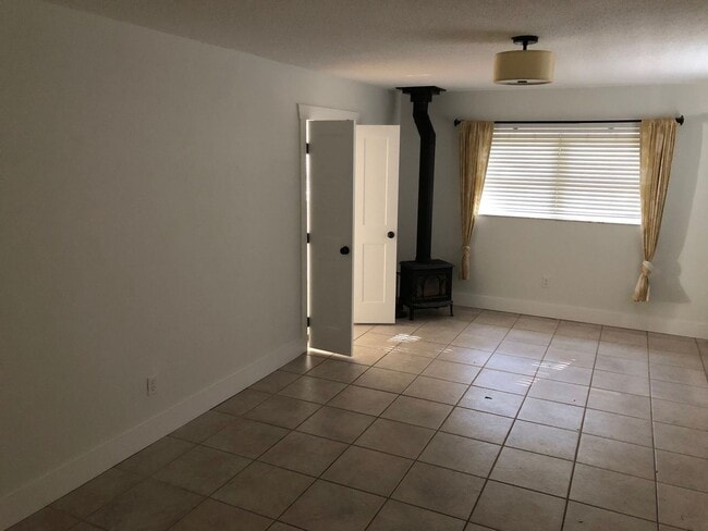 Building Photo - 3 br, 2 bath House - 1715 NE 6th Terrace