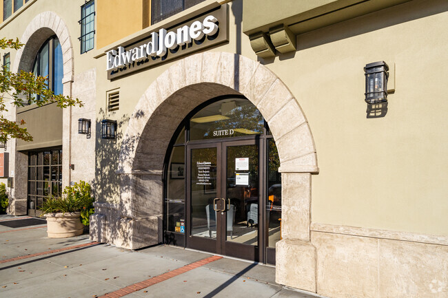 Retail Edward Jones Entrance - 1001 Laurel St