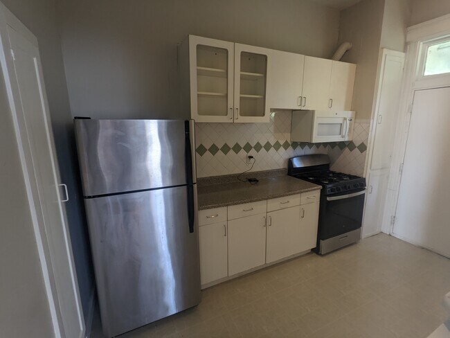Kitchen - 302 Carolina St
