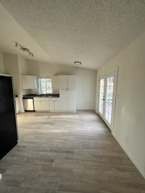 Building Photo - 61639 Granada Dr
