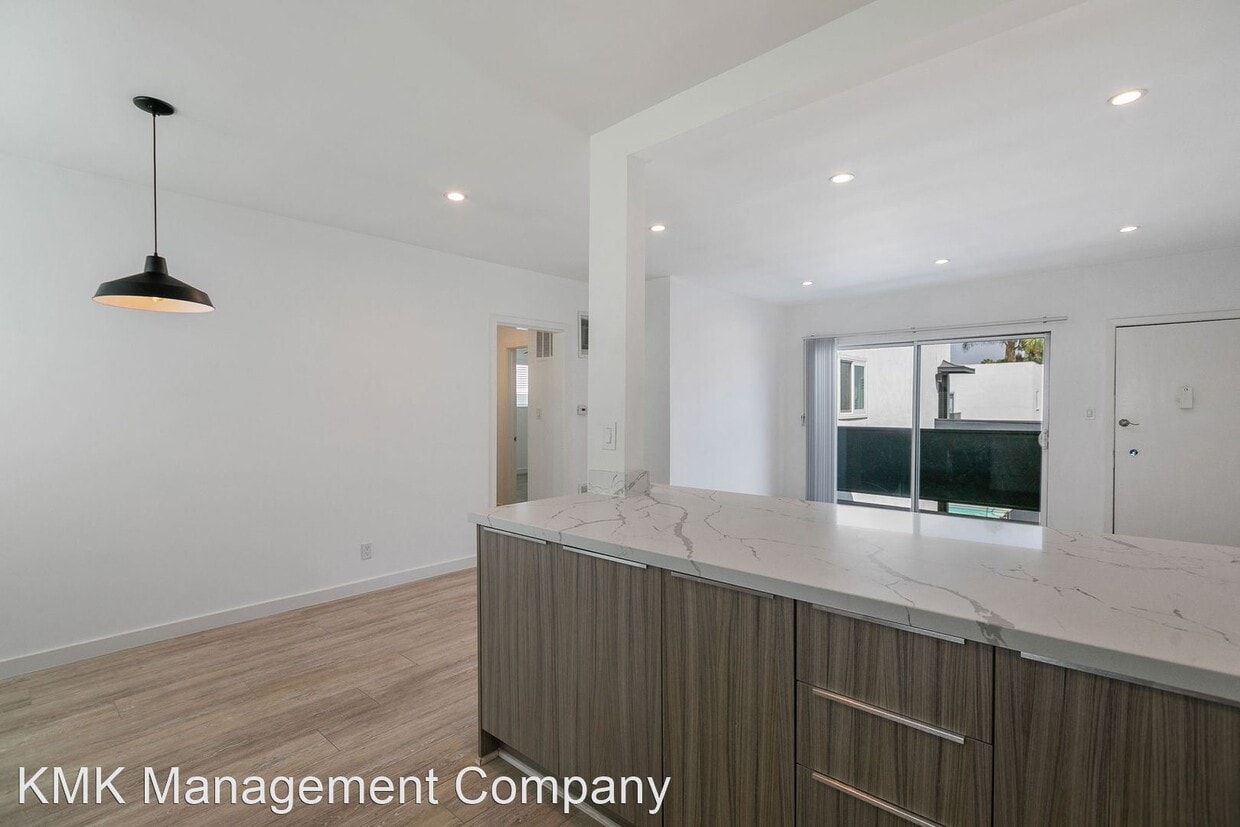 Primary Photo - 2 br, 2 bath Apartment - 1261 N. Laurel Av...