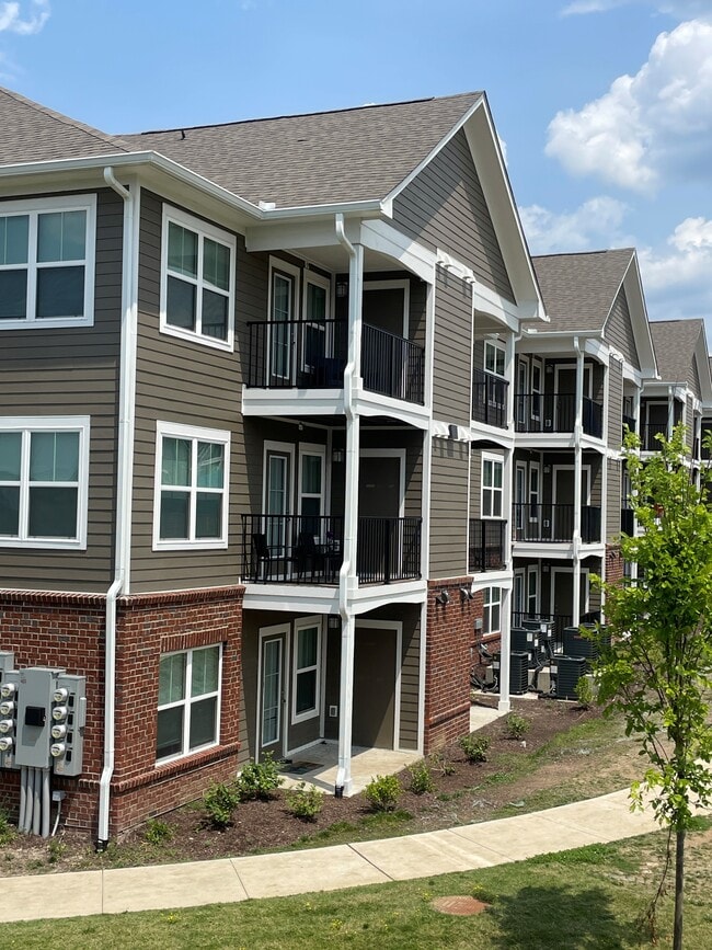 Building Exterior - Ascent Apartment Homes